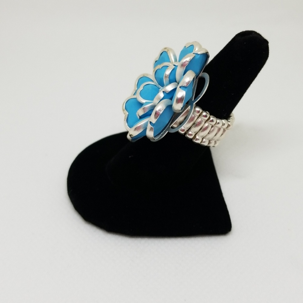 Handcrafted Floral statement ring - Picture 3 of 5